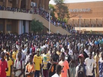 THOUSANDS OF NIGERIENS TURN UP AS VOLUNTEERS TO FIGHT AGAINST ECOWAS INVADERS