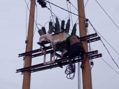 VIDEO: SUSPECTED THIEF ELECTROCUTED WHILE STEALING LIVE WIRE IN OGUN