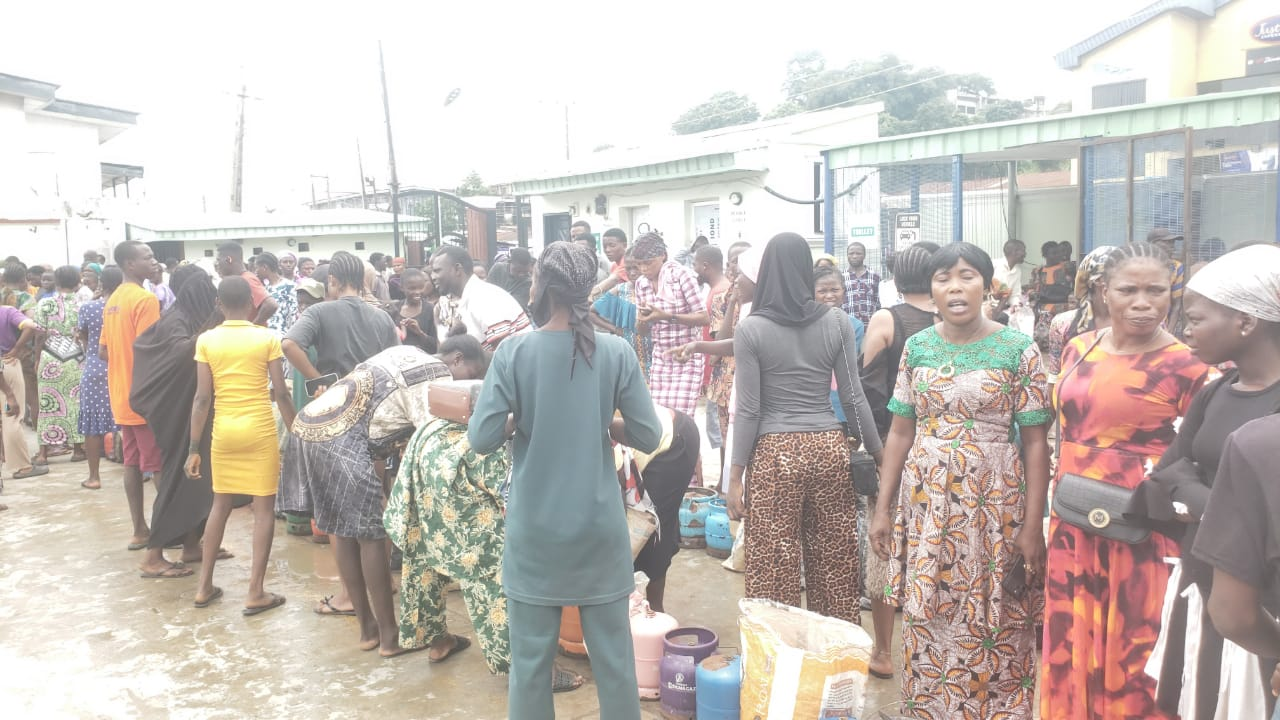 AMID RISING LIVING COST, PDP REPS CANDIDATE, TOYIN AMUZU DISTRIBUTES FREE COOKING GAS TO ABEOKUTA SOUTH RESIDENTS