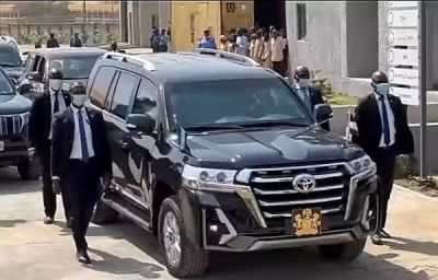 TERRORISTS ATTACK BUHARI&#039;S CONVOY, KILL POLICE CHIEF, ONE OTHER