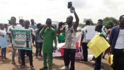 ASUU STRIKE: STUDENTS BLOCK STRATEGIC ROADS IN SOUTHERN NIGERIA