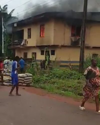 GUNMEN INVADE POLICE STATION IN ENUGU, KILLED 2, SET STATION ABLAZE (VIDEO)