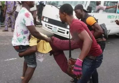 MOB ATTACKS POLICEMEN, LASTMA OFFICIALS AS TRUCK RAMS INTO STUDENTS IN LAGOS