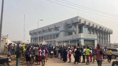 POLICE DEFEND CBN ONDO OFFICE AS PROTESTERS FLOCK TO APEX BANK OVER OLD NAIRA NOTES