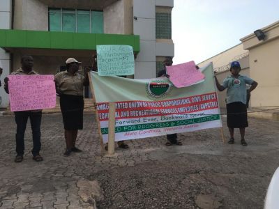 AUPCTRE LOCKS OGUN FIDELITY BANK IN PROTEST FOR DISREGARDING COURT JUDDGEMENT TO PAY ANAMBRA STAFF SALARIES