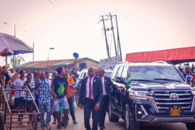 ‘WE’RE HUNGRY, WE&#039;RE HUNGRY’, LAGOS RESIDENTS CRY OUT AS TINUBU&#039;S LONG CONVOY PASSES THROUGH POPULAR MARKET